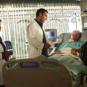 Three Rivers: Alex O'Loughlin, Alfre Woodard e Mandy Patinkin nell'episodio The Luckiest Man