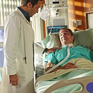 Three Rivers: Alex O'Loughlin e Mandy Patinkin nell'episodio The Luckiest Man