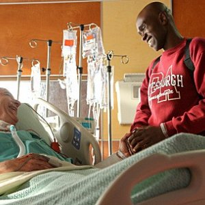 Three Rivers: Mandy Patinkin ed Owiso Odera nell'episodio The Luckiest Man