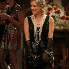 Un'elegante Hilary Duff in una scena dell'episodio How to Succeed in Bassness di Gossip Girl