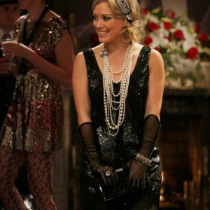 Un'elegante Hilary Duff in una scena dell'episodio How to Succeed in Bassness di Gossip Girl