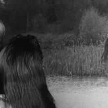 Deborah Kerr con Pamela Franklin (di spalle) e sullo sfondo Clytie Jessop in una scena del film Suspense