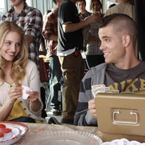 Glee: Dianna Agron e Mark Salling nell'episodio Wheels