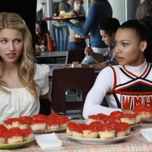 Glee: Dianna Agron e Naya Rivera nell'episodio Wheels