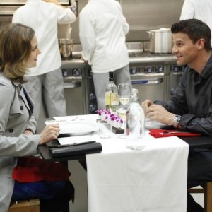 Bones: Emily Deschanel e David Boreanaz nell'episodio The Dwarf in the Dirt