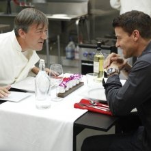 Bones La Guest Star Stephen Fry Con David Boreanaz Nell Episodio The Dwarf In The Dirt 136338