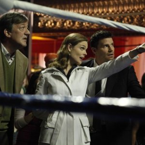 Bones: la guest star Stephen Fry con Emily Deschanel e David Boreanaz nell'episodio The Dwarf in the Dirt