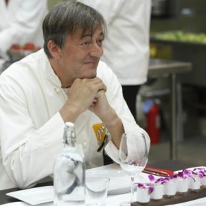 Bones: la guest star Stephen Fry nell'episodio The Dwarf in the Dirt