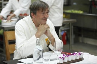 Bones: la guest star Stephen Fry nell'episodio The Dwarf in the Dirt