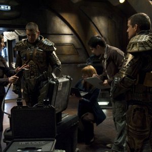 Brian J. Smith e Justin Louis si preparano per esplorare il pianeta nell'episodio Water di Stargate Universe