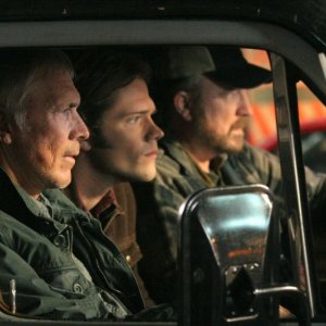 Chad Everett, Jared Padalecki e Jim Beaver nell'episodio The Curious Case of Dean Winchester di Supernatural