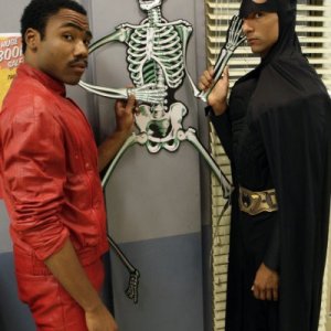 Community: Donald Glover e Danny Pudi nell'episodio Introduction to Statistics