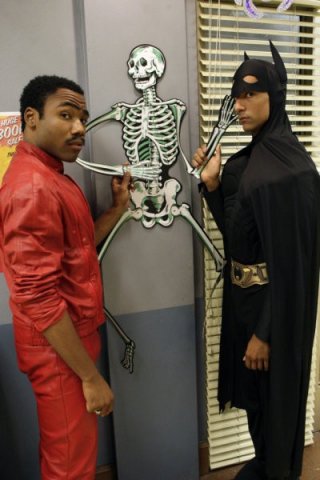 Community: Donald Glover e Danny Pudi nell'episodio Introduction to Statistics