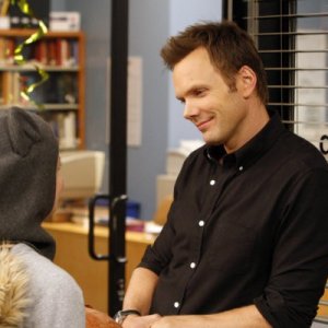 Community: Joel McHale nell'episodio Introduction to Statistics