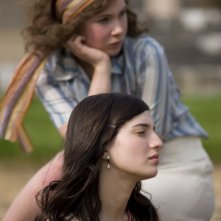 Due giovani protagoniste di Cracks