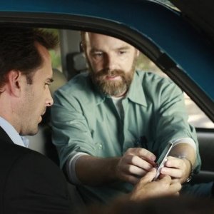 Flashforward: Joseph Fiennes e Brian O'Byrne nell'episodio Playing Cards with Coyote