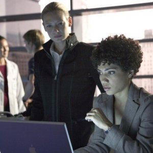Fringe: Anna Torv e Jasika Nicole nell'episodio Of Human Action