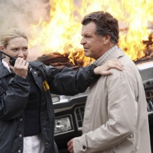 Fringe: Anna Torv e John Noble nell'episodio Of Human Action