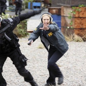 Fringe: Anna Torv in una scena d'azione dell'episodio Of Human Action