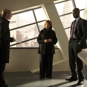 Fringe: Anna Torv, Lance Reddick e Blair Brown nell'episodio Of Human Action