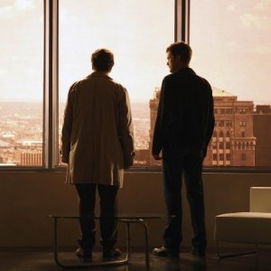 Fringe: Joshua Jackson e John Noble in una scena dell'episodio Of Human Action