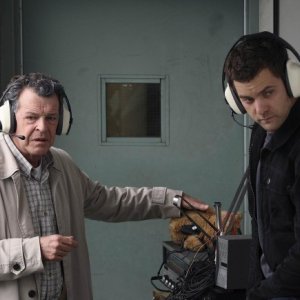 Fringe: Joshua Jackson e John Noble nell'episodio Of Human Action