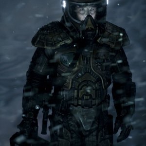 Il Colonnello Young (Justin Louis) sul pianeta ghiacciato nell'episodio Water di Stargate Universe
