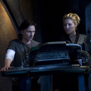 Il Dott. Rush (Robert Carlyle) e TJ (Alaina Kalanj) nell'episodio Water di Stargate Universe
