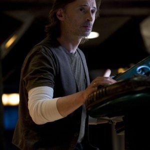 Il Dott. Rush (Robert Carlyle) in un momento dell'episodio Water di Stargate Universe