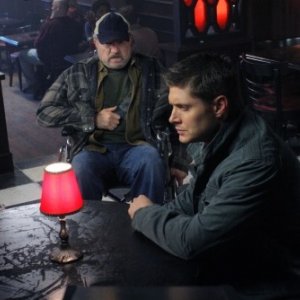 Jensen Ackles e Jim Beaver nell'episodio The Curious Case of Dean Winchester di Supernatural
