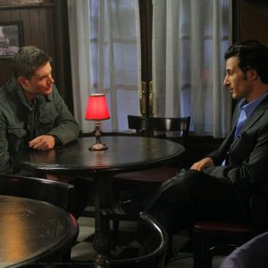 Jensen Ackles ed Hal Ozsan nell'episodio The Curious Case of Dean Winchester di Supernatural