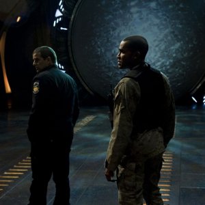 Justin Louis e Jamil Walker Smith in una scena della puntata Water di Stargate Universe