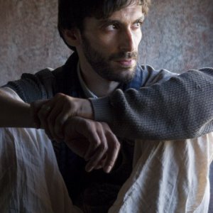 Matteo Azchirvani sul set di Nassiryia per non dimenticare (cr: Michela Alessia Marcato)