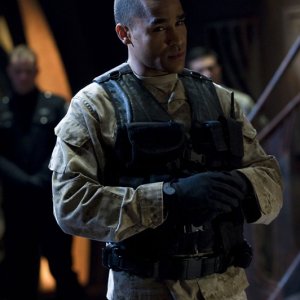 Ronald Greer (Jamil Walker Smith) nella puntata Water di Stargate Universe