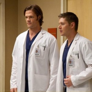 Supernatural: Jensen Ackles e Jared Padalecki in una scena dell'episodio Changing Channels