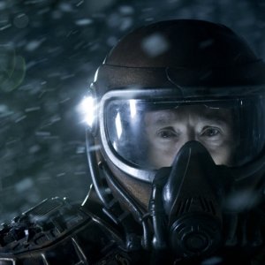 Un primo piano del Colonnello Young (Justin Louis) con la tuta spaziale nell'episodio Water di Stargate Universe