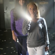 Hayden Panettiere e Madeline Zima in una scena di Strange Attractors, dalla quarta stagione di Heroes