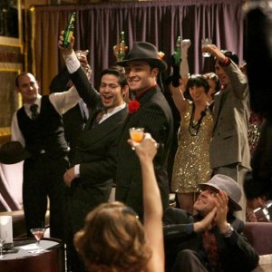 Gli ospiti brindano alla festa di Chuck (Ed Westwick) nell'episodio How to Succeed in Bassness di Gossip Girl
