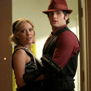 Hilary Duff e Penn Badgley dell'episodio How to Succeed in Bassness di Gossip Girl