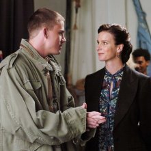 Channing Tatum stringe la mano a Rachel Griffiths in una scena del film Step Up