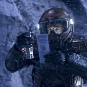 Il Colonnello Young (Justin Louis) analizza il pianeta nell'episodio Water di Stargate Universe