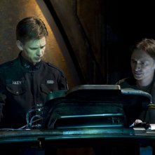 Il Sergente Riley (Haig Sutherland) ed il Dott. Rush (Robert Carlyle) nell'episodio Water di Stargate Universe