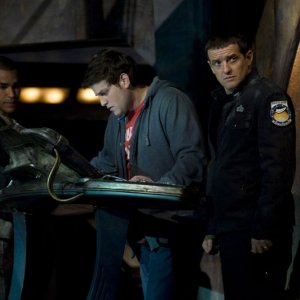 Jamil Walker Smith, David Blue e Justin Louis nell'episodio Water di Stargate Universe