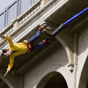 Jim Carrey fa bungee jumping da un ponte per il film Yes Man