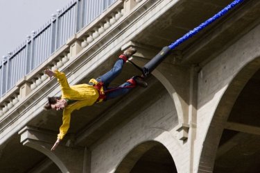 Jim Carrey fa bungee jumping da un ponte per il film Yes Man