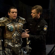 Justin Louis con la tuta ghiacciata e Haig Sutherland nell'episodio Water di Stargate Universe