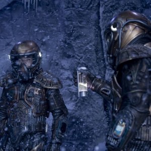 Justin Louis e Brian J. Smith nella tormenta in un fotogramma dell'episodio Water di Stargate Universe
