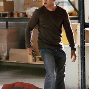 LL Cool J in una scena d'azione nell'episodio Keepin' it Real di NCIS: Los Angeles
