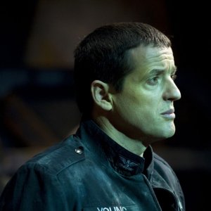 Un primo piano del Colonnello Young (Justin Louis) in un momento dell'episodio Water di Stargate Universe