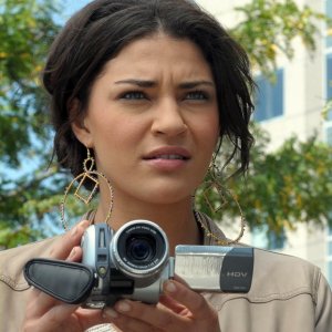 Vanessa (Jessica Szohr) con la telecamera, in primo piano, in una scena dell'episodio The Grandfather: Part II di Gossip Girl